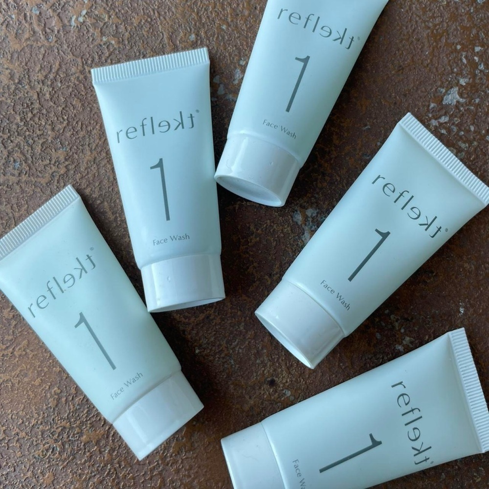 Reflekt 1 Daily Exfoliating Face Wash / comes with 5 travel size bottles - Picture 2 of 5